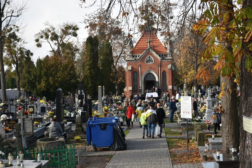 Chełm. W dzień Wszystkich Świętych mieszkańcy odwiedzali groby swoich bliskich. Zobacz zdjęcia 