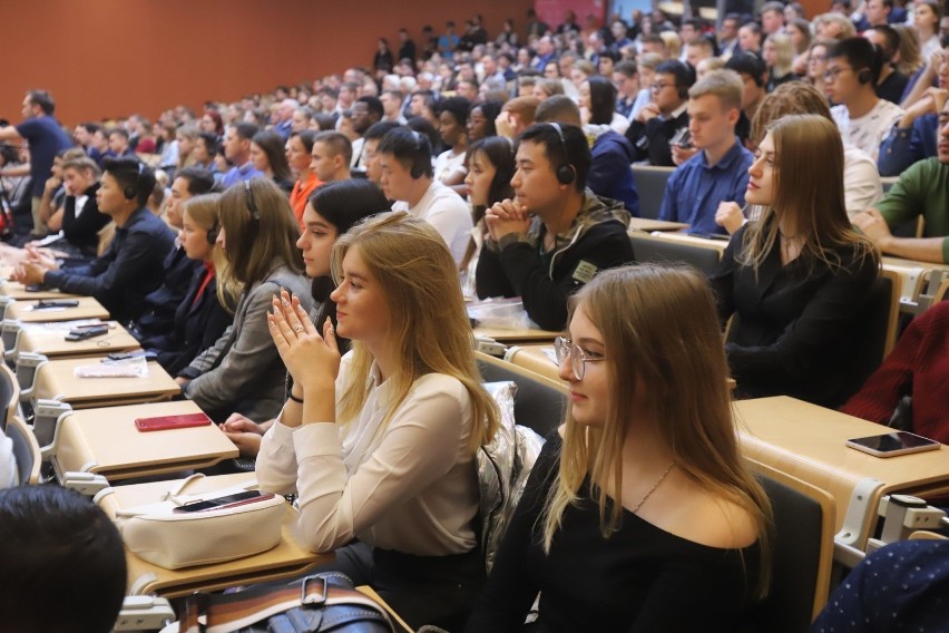 W poniedziałek wojewody nie było w auli gmachu „Paragrafu”,...