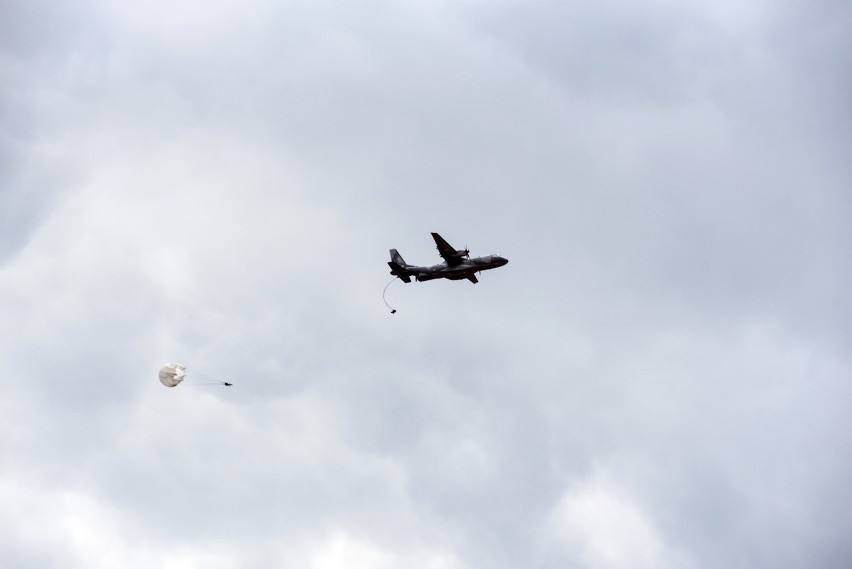 Skoki z helikoptera nad Pustynią Błędowską 6 Batalionu...