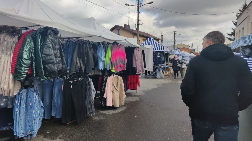 Sobota na targowisku miejskim w Skierniewicach. Czuć już Wielkanoc