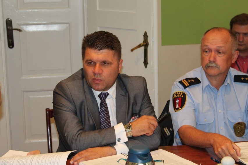 Burmistrz Paweł Okrasa (z lewej) zapowiedział kontrole...