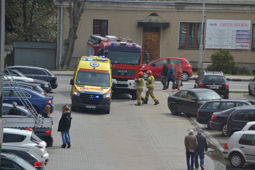 Kolizja przy Kościuszki w Gorlicach. Na miejscu działania prowadzi PSP, policja oraz ZMR