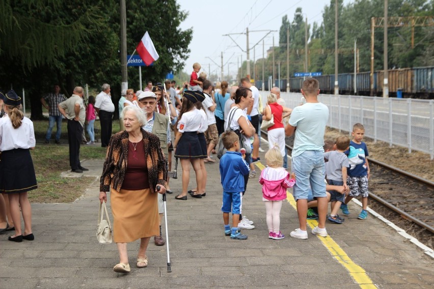 Zabytkowa lokomotywa dotarła na stację Wieluń-Dąbrowa. Obchody 90-lecia linii kolejowej ZDJĘCIA, WIDEO