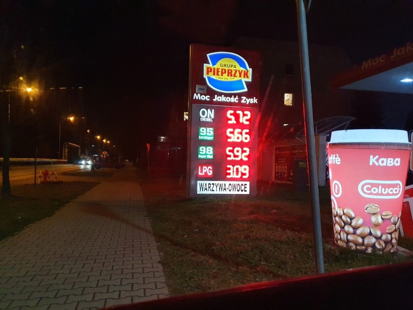 Spadły ceny na stacjach paliw w Lesznie?  - od 20 grudnia 2021 mieliśmy płacić mniej. Sprawdziliśmy, jak to wygląda
