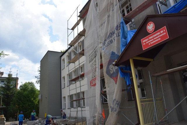 Nowy wygląd zyskały dwa budynki Szkoły Podstawowej numer 4 w Sandomierzu. Dzięki prowadzonym przez gminę pracom termomodernizacyjnym korzystanie z budynków będzie oszczędniejsze, a uczniowie i nauczyciele odczują  większy komfort w pomieszczeniach. Więcej zdjęć z remontowanej szkoły na kolejnych zdjęciach