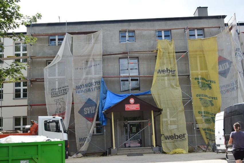 Dobiega końca remont dwóch budynków Szkoły Podstawowej numer 4 w Sandomierzu. Czy zdążą przed 1 września? Zobaczcie zdjęcia