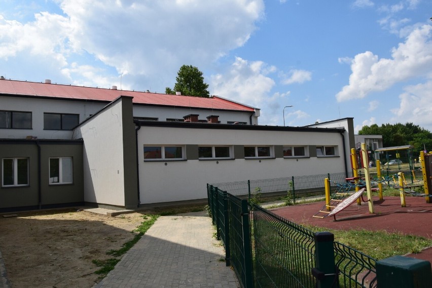 Dobiega końca remont dwóch budynków Szkoły Podstawowej numer 4 w Sandomierzu. Czy zdążą przed 1 września? Zobaczcie zdjęcia