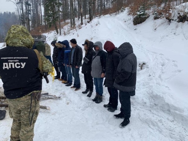 Służba Graniczna Ukrainy zatrzymuje mężczyzn, którzy chcą uniknąć służby wojskowej.