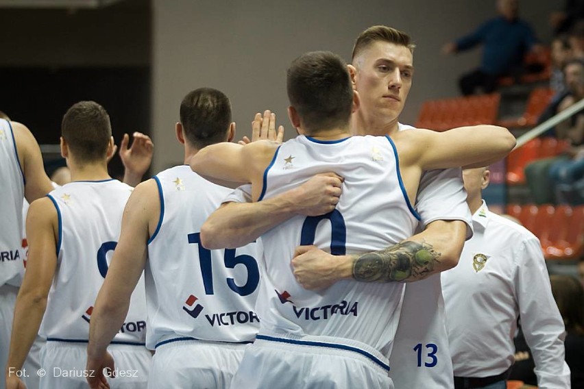 Koszykarze Górnika Trans.eu Wałbrzych stoczyli cieżki bój z Biofarmem Basketem Poznań 