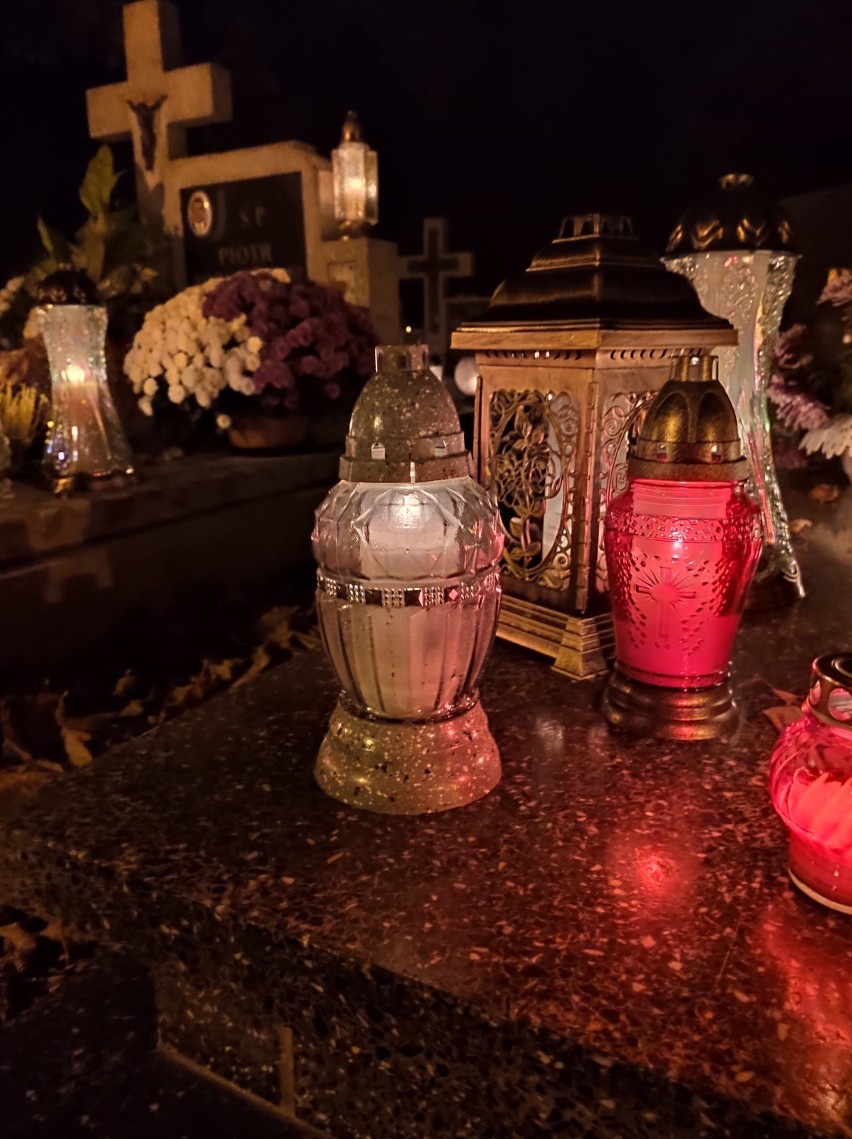 Wieczór Wszystkich Świętych na pyrzyckim cmentarzu [ZDJĘCIA]