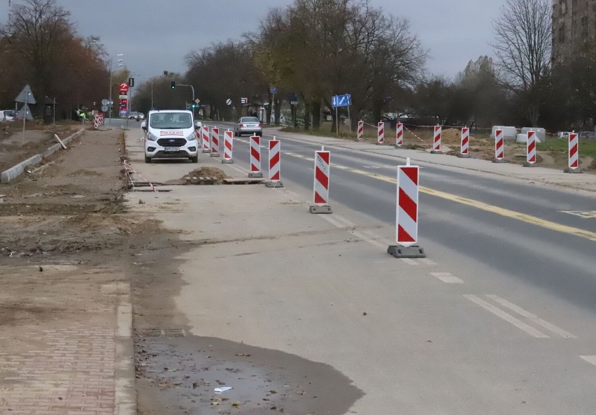 Budowa trasy N-S w Radomiu. Od strony ulicy Struga układają krawężniki i chodniki, ale na nową trasę musimy jeszcze poczekać