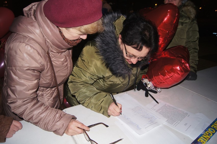 Radomsko Murem za Owsiakiem. Happening "Światełko Dla Jurka"...