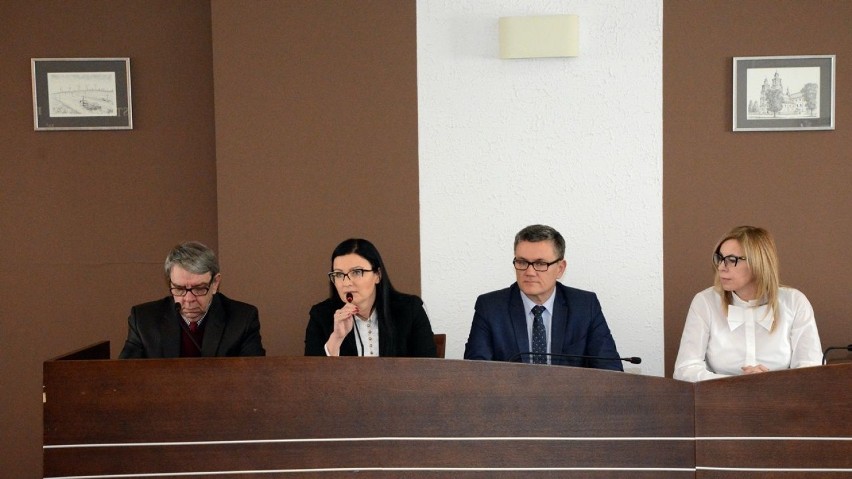 Koronawirus. Nadzwyczajna sesja rady powiatu radomszczańskiego. Odwołane komisje i sesja