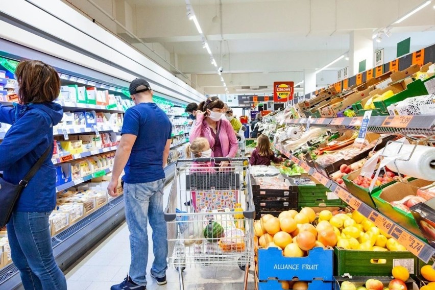 Macanie pieczywa bez rękawiczek ochronnych, wózki zakupowe...