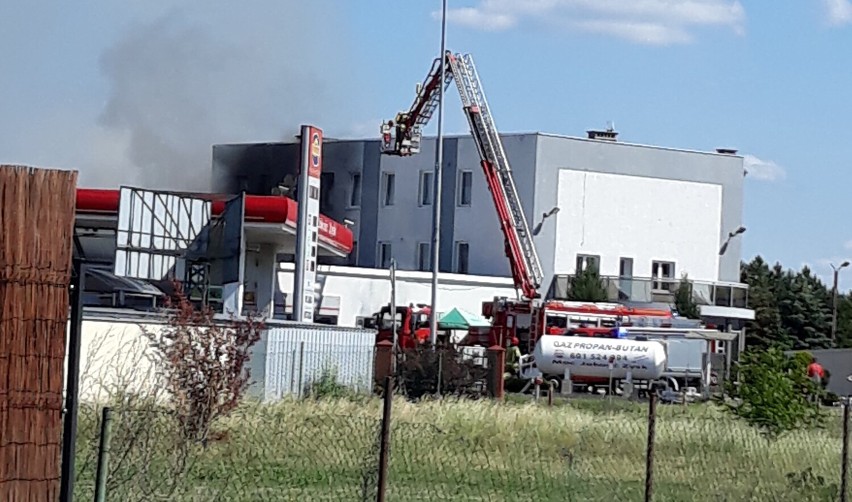 Pożar budynku przy stacji paliw na ulicy Sarnowskiej w Rawiczu - 10.06.2022