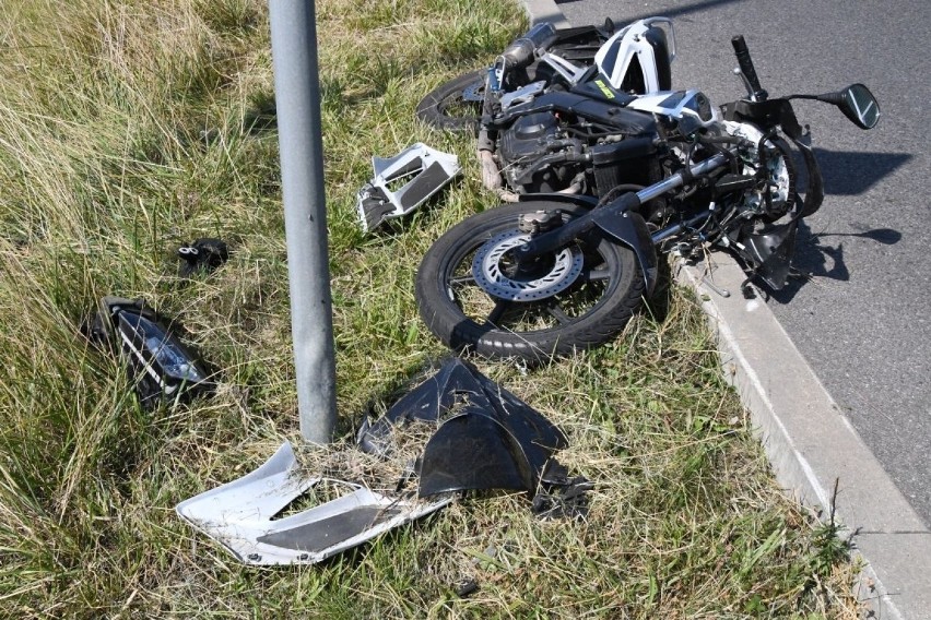Groźny wypadek w Kielcach. Młoda kobieta nie zapanowała nad motocyklem (WIDEO, zdjęcia)