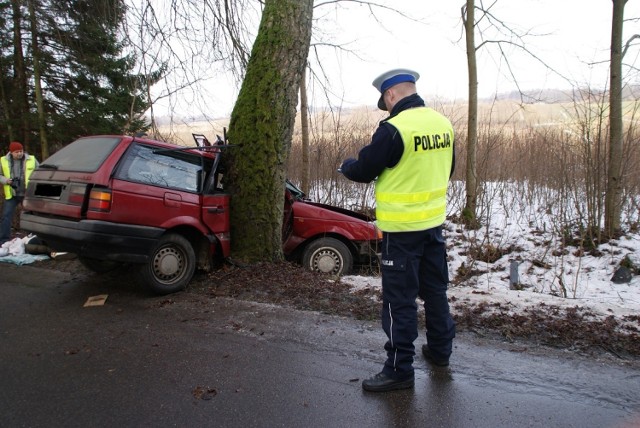 Klika kilometrów dalej, w miejscowości Pakosze, 45-letnia kierująca vw passatem uderzyła w drzewo. 47-letnia pasażerka auta nie przeżyła.

Wypadek w Mrągowie. Pijany kierowca