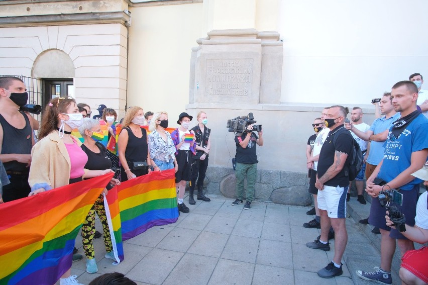 Bitwa o pomniki w Warszawie. Kilkadziesiąt osób broni dostępu do monumentów na Krakowskim Przedmieściu. Miały na nich wisieć tęczowe flagi