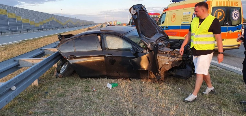 Wypadek na S8. Pękła opona w BMW [zdjęcia]              