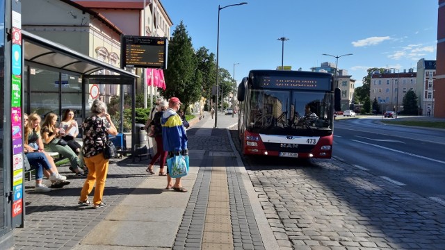 Niestety, sytuacja pasażerów wsiadających na przystanku Pl. Kopernika-Sienkiewicza nie ulegnie poprawie. Miejski Zarząd Dróg w Opolu nie planuje rozbudowy wiaty.