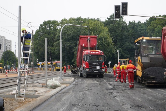 Przedłużą się prace na skrzyżowaniu Marszałkowskiej z Królewską