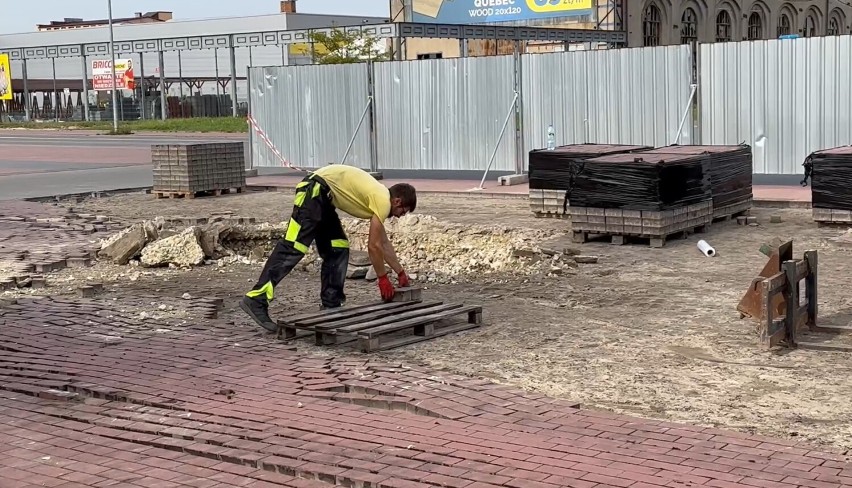 Ruszyła budowa skweru przy kominie na terenie Metalurgii w Radomsku. FILM