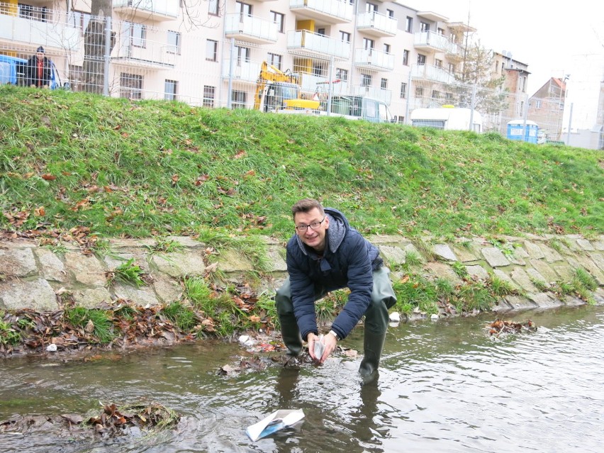 Rafał Szymański w ramach happeningu wszedł do kanału...