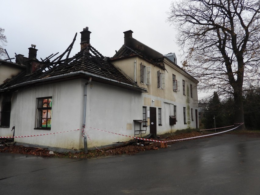 Pożar w Kobylanach w powiecie krośnieńskim. Spalił się XIX-wieczny budynek dworu [ZDJĘCIA]