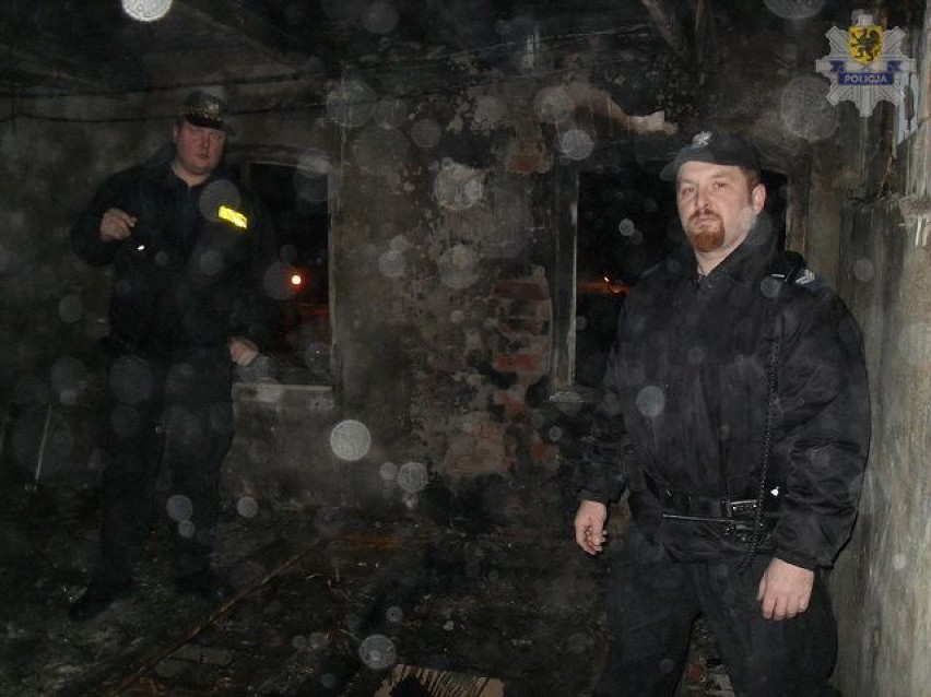 Pożar na ul. Sienkiewicza w Malborku. Strażacy szukali ognia i gasili przez kilka godzin
