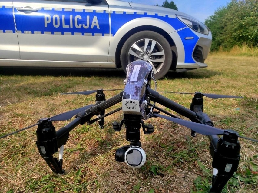 Funkcjonariusze z Tucholi, przy pomocy drona, obserwowali...