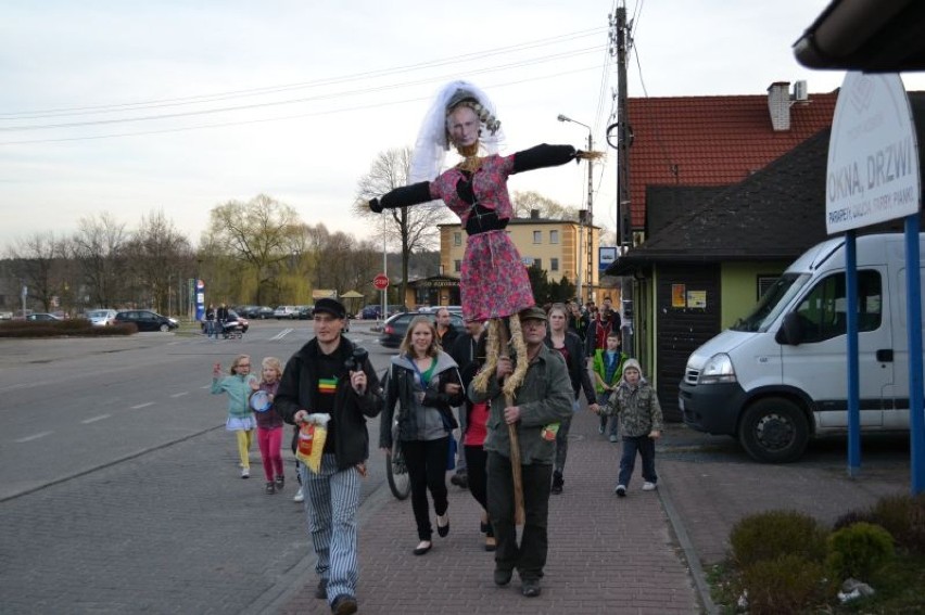 Dzień wiosny w Kobiórze 2014: Marzanna utopiona