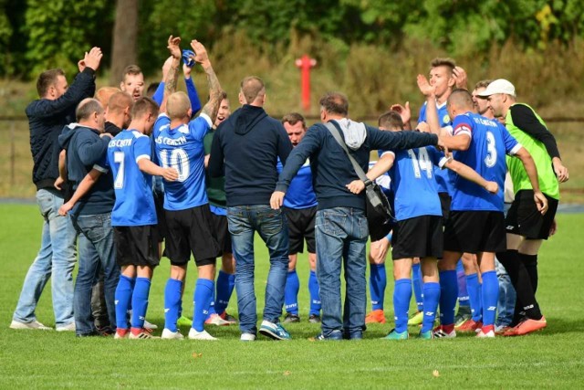 Piłkarze z Cekcyna ciągle utrzymują się na czele B-klasy.