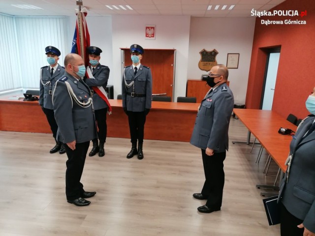 Ślubowanie nowych policjantów w KMP w Dąbrowie Górniczej Zobacz kolejne zdjęcia/plansze. Przesuwaj zdjęcia w prawo - naciśnij strzałkę lub przycisk NASTĘPNE
