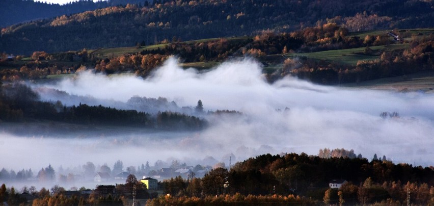 Poranne mgły snują się w beskidzkich dolinach