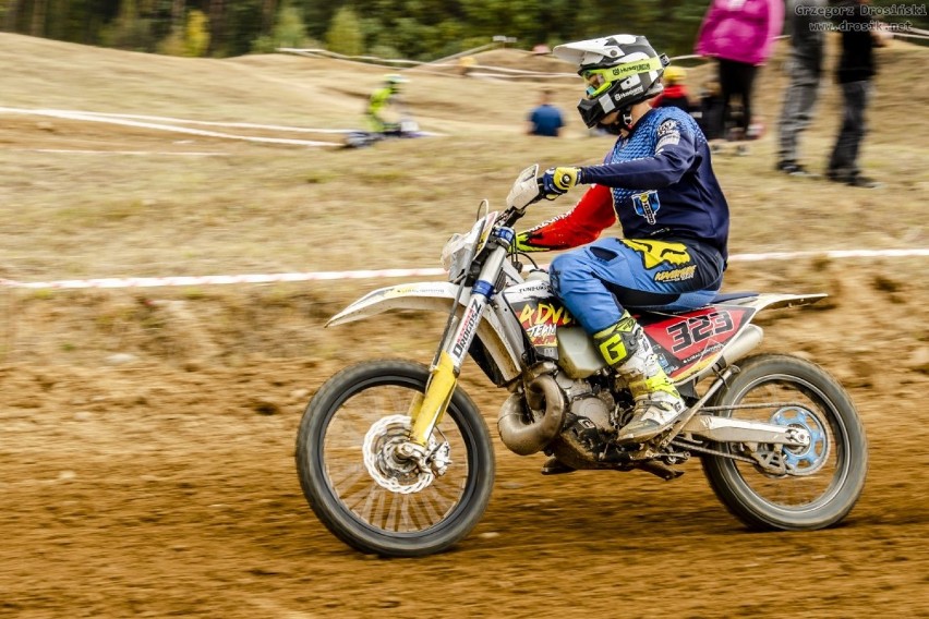 Mistrzostwa Strefy Północnej w motocrossie. Piach, ryk silników i sportowa rywalizacja! [ZDJĘCIA]