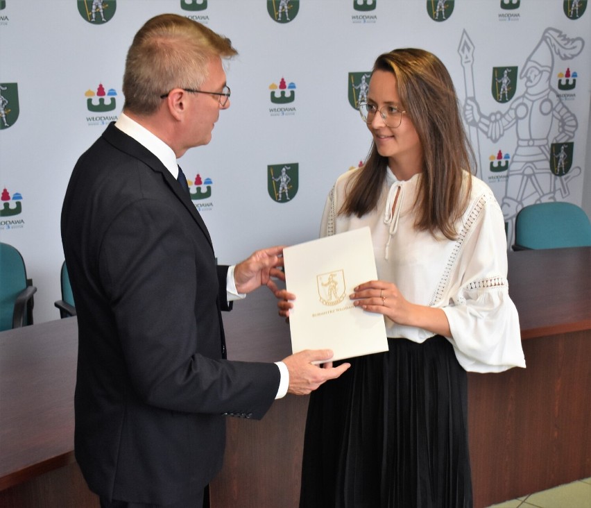 Burmistrz Włodawy wręczył akty nadania stopnia awansu...