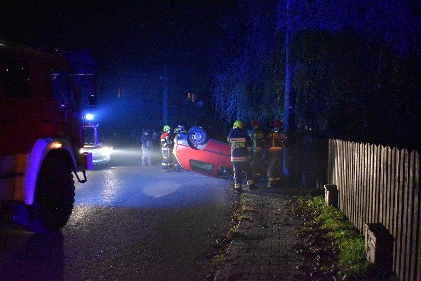 Poronin. Samochód dachował na łuku drogi i skosił płot. Kierowca był pijany [ZDJĘCIA]