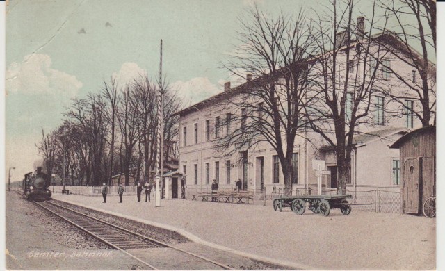 Pierwszy pociąg w stronę Szczecina odjechał z dworca kolejowego w Szamotułach punktualnie o godzinie 10:43 dnia 10 sierpnia 1848 roku. Widokówka prezentuje dworzec sprzed 1918 roku
