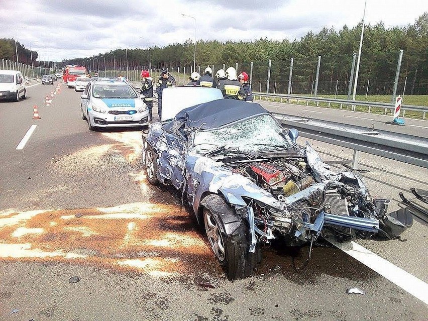 Osobowa honda wjechała pod barierki.