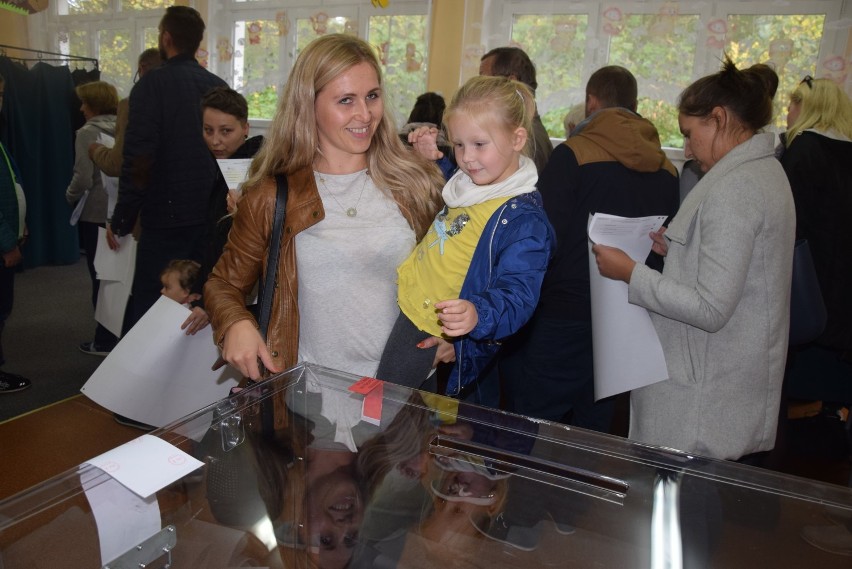 Wybory samorządowe w Czempiniu i tłumy w komisjach