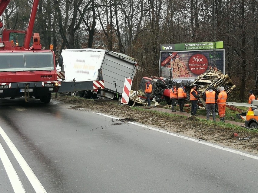 Ciągnik rolniczy z przyczepą wypadł z drogi i wylądował na chodniku [ZDJĘCIA]