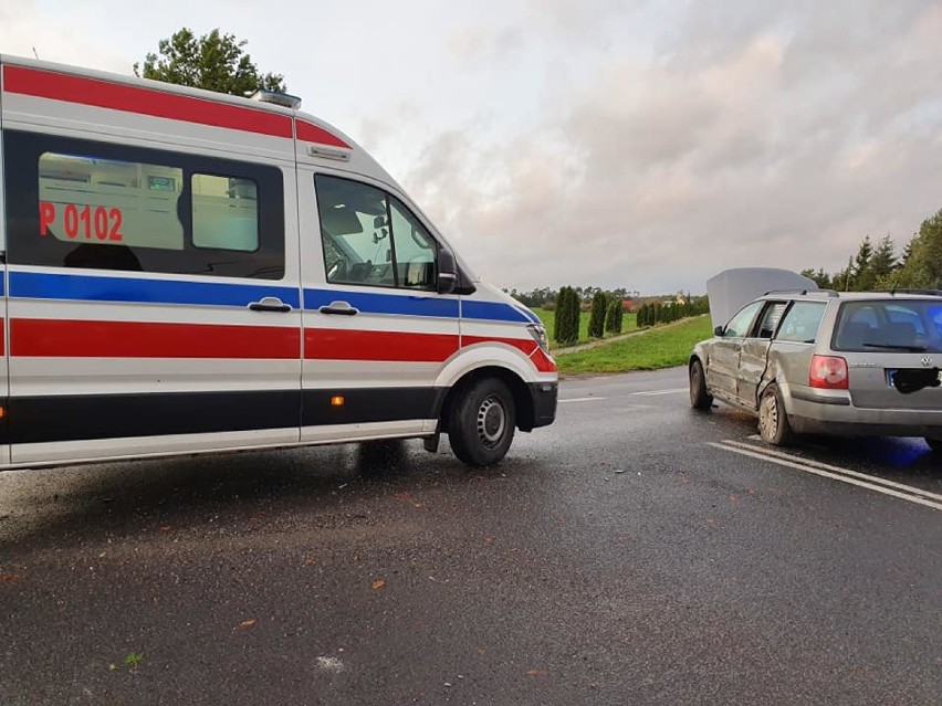 Wypadek w Młynarach: Zderzyły się trzy pojazdy, dwie osoby trafiły do szpitala  (FOTO)