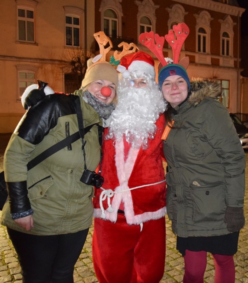 Zbąszyń: Na miejskiej choince powieszono ozdoby i zapalono lamki - 6 grudnia 2019