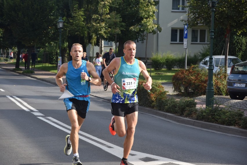 Biegacze na trasie "Grodziska Szybko Dycha Po Covidzie" dają z siebie wszystko