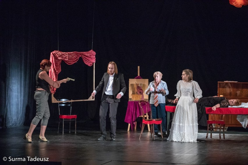 "Tango" Sławomira Mrożka, na dużej scenie Stargardzkiego Centrum Kultury, grał teatr Krzywa Scena. ZDJĘCIA