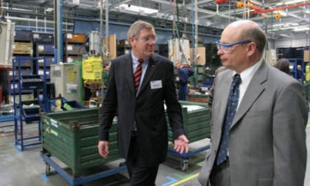 Arndt Guenter Kirchhoff (z lewej) pokazuje nową fabrykę elementów do Opla dyrektorowi generalnemu Opel Polska Romualdowi Rytwińskiemu.