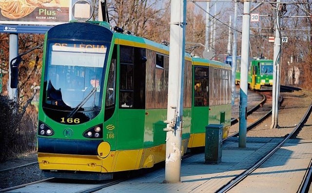 Kilka tramwajów czekających na wyjazd z trasy &#8222;pestki&#8221; na ulicę Roosevelta to ostatnio bardzo częsty widok