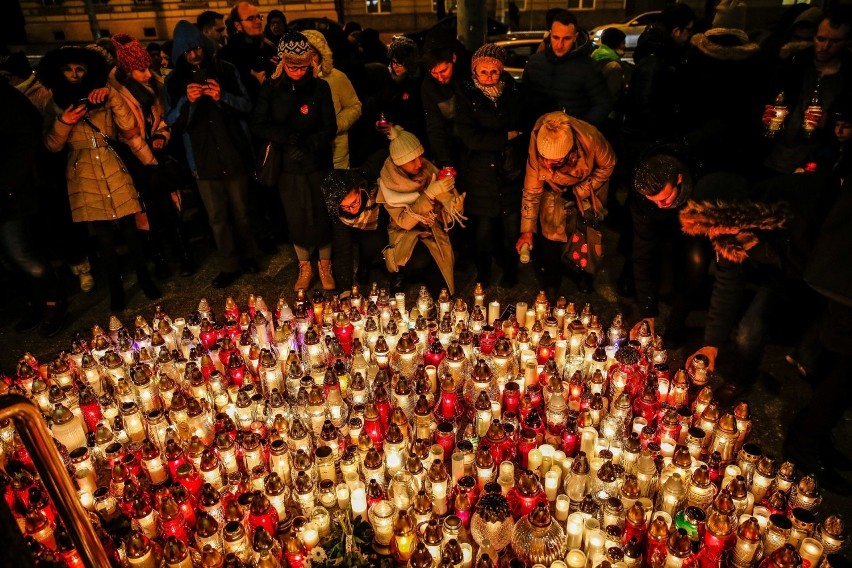 Rocznica śmierci Pawła Adamowicza. Gdańsk wspomni prezydenta. Mijają 2 lata od tragedii. Harmonogram uroczystości 13 - 14.01.2021
