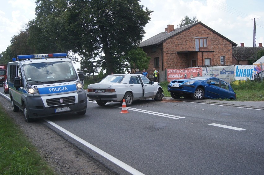Wypadek w Wydrzynie. Zderzyły się dwa auta. Jeden z pasażerów trafił do szpitala