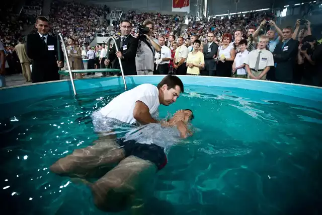 W czasie chrztu trzeba całkowicie zanurzyć się w wodzie.